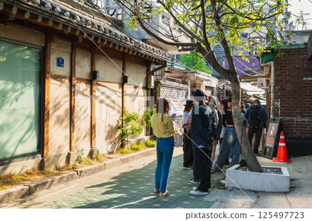 首爾益善洞一家人氣麵包店，人們排起了長隊 125497723