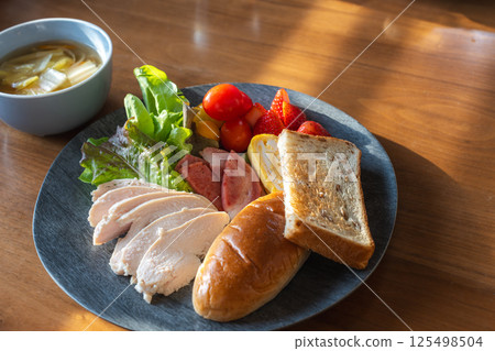 彩色麵包和雞肉早餐盤 125498504