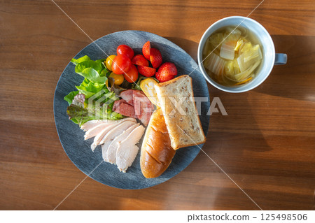 彩色麵包和雞肉早餐盤 125498506
