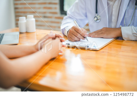 Doctors are inquiring about the patient's symptoms, notifying the results of the physical examination, and recommending treatment and health care. 125498772