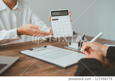 Salesperson Holding house keys concept, house keys for new house, new house purchase. 125498779