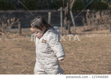 [一歲兒童在相模原市立麻溝公園的草地上玩耍] 125498880