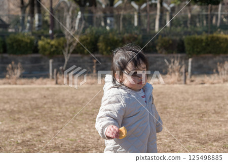 [一歲兒童在相模原市立麻溝公園的草地上玩耍] 125498885