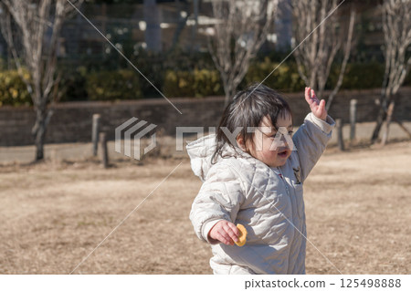 [一歲兒童在相模原市立麻溝公園的草地上玩耍] 125498888