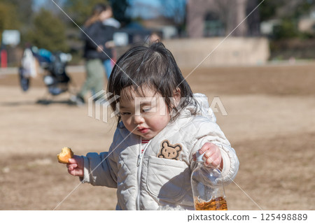 [一歲兒童在相模原市立麻溝公園的草地上玩耍] 125498889