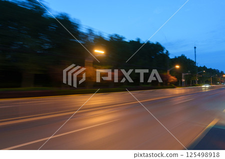 城市夜幕下的車流光影 125498918