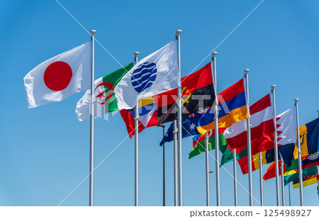 大阪關西世博會場入口處，各國國旗在藍天上飄揚 125498927
