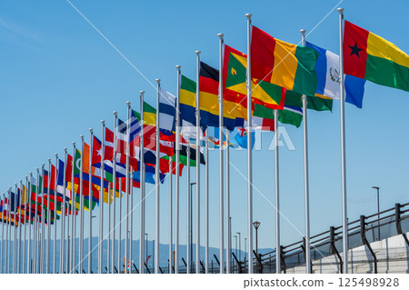 世界各地的旗幟齊聚大阪世博會場，象徵國際合作 125498928