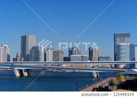 東京灣區:晴海運河和豐洲街道 東京灣區:晴海運河和豐洲街道 125499324