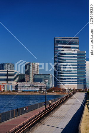 東京灣區:晴海運河和豐洲街道 東京灣區:晴海運河和豐洲街道 125499329