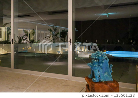 宮古島熱帶島嶼伊良部島翠豪華精選度假飯店：夜晚的燈光泳池 125501128