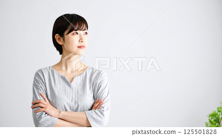 AI 圖片：一位年輕女子雙手交叉思考 125501828