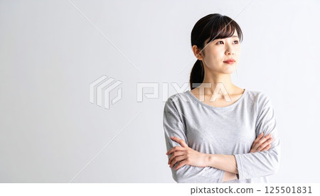 AI 圖片：一位年輕女子雙手交叉思考 125501831