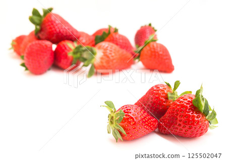 Fresh appetizing strawberries on a white background 125502047