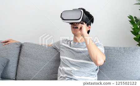 《AI Images》Enjoy virtual reality in your living room with a head-mounted display 125502122