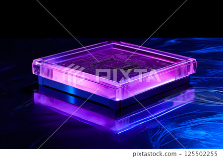 霓虹燈照明的電路板上現代 CPU 微晶片的特寫 125502255