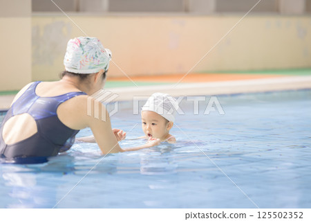 Baby Swimming 125502352