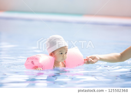Baby Swimming 125502368