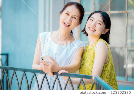 母女女孩旅行度假村旅遊形象 125502580