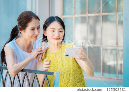 母女女孩旅行度假村旅遊形象 125502581