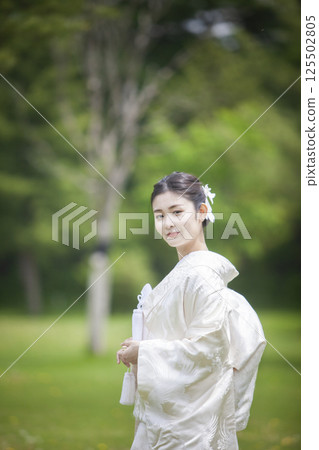 Woman in solid white figure 125502805