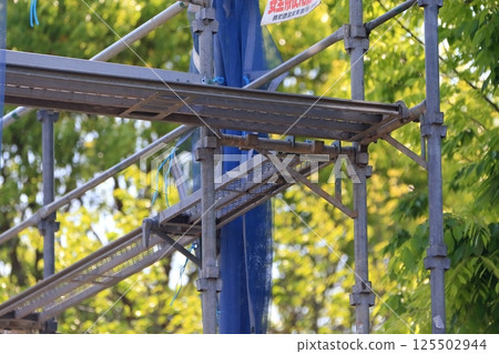 獨立式住宅的外部腳手架 125502944