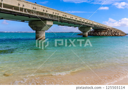 Irabu Bridge connecting Miyako Island and Irabu Island and the blue ocean of Miyako 125503114