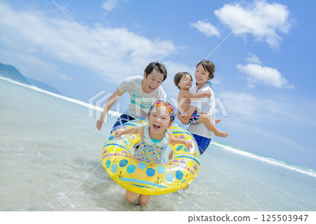 一家四口在夏日海中嬉戲 125503947