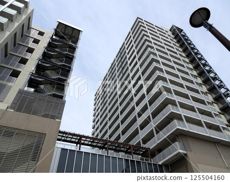 Looking up at the sky from the valley of the apartment 125504160
