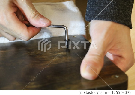 Tighten the screws with a hexagonal wrench 125504373