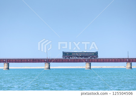 穿越由良川大橋的列車 125504506