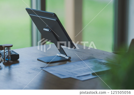 附平板電腦的辦公桌 125505056
