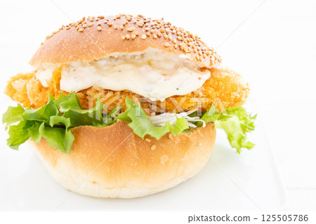美味的炸白魚佐塔塔醬魚漢堡 美味的炸白魚佐塔塔醬魚漢堡 125505786
