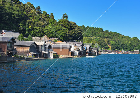Kansai, Kinki, Tango Peninsula, Ine Funaya, Funaya houses built along the sea, continuing from the Edo period, Ine Town, Kyoto Prefecture (1) Kansai, Kinki, Tango Peninsula, Ine Funaya, Funaya houses built along the sea, continuing from the Edo period, Ine Town, Kyoto Prefecture (1) 125505998