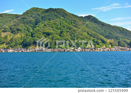 關西、近畿、丹後半島、伊根船屋、對岸眺望的海之京都、龜島側船屋、京都府伊根町（5） 125505999