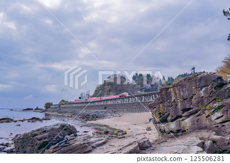 （富山縣）沿著雨晴海岸行駛的冰見線列車 125506281