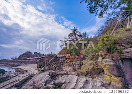 (Toyama Prefecture) A train on the Himi Line running along the Amaharashi Coast 125506282