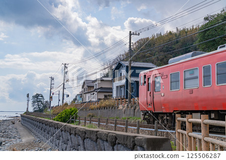(Toyama Prefecture) A train on the Himi Line running along the Amaharashi Coast 125506287