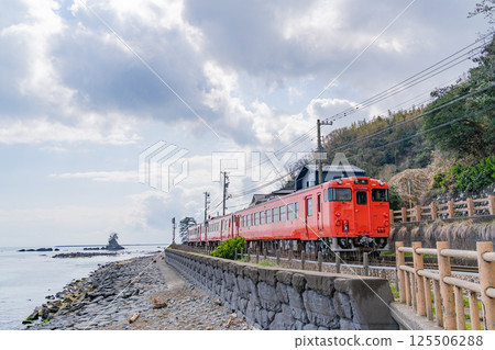 (Toyama Prefecture) A train on the Himi Line running along the Amaharashi Coast 125506288