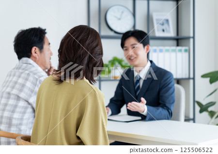 諮詢規劃師的中年夫婦 諮詢規劃師的中年夫婦 125506522