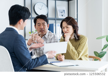 諮詢規劃師的中年夫婦 125506532