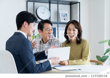 諮詢規劃師的中年夫婦 125506534