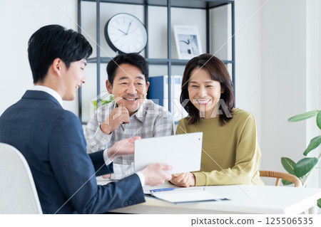 Middle-aged couple consulting with a planner 125506535