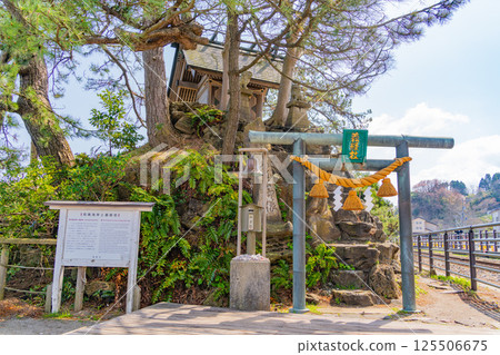 （富山縣）雨晴海岸的義經神社和義經岩 125506675