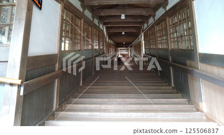從下方看到的永平寺迴廊 從下方看到的永平寺迴廊 125506837