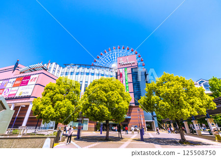 日本橫濱城市景觀,俯瞰中心北站、都築阪急摩天輪等。 日本橫濱城市景觀,俯瞰中心北站、都築阪急摩天輪等。 125508750