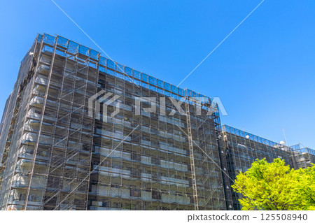 日本橫濱城市景觀。公寓大樓的維修、檢查、鷹架、防護網等。網路外有衛星天線… 125508940