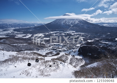 從新雪谷東急比羅夫滑雪場超級路線眺望 Ace 纜車和羊蹄山 125509048