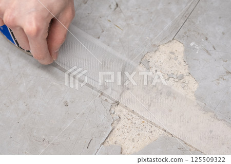 破裂的 P 瓷磚的急救方法(庫存照片) 破裂的 P 瓷磚的急救方法(庫存照片) 125509322