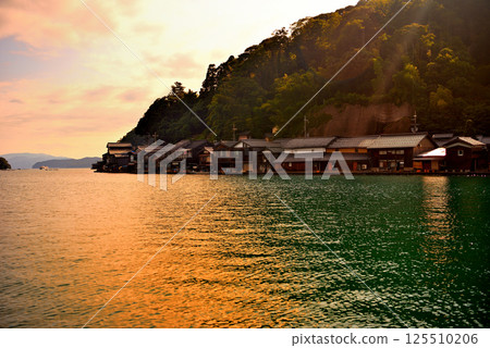 關西、近畿、丹後半島、伊根舟屋、夕陽美景、從七面山停車場眺望對岸的舟屋、京都府伊根町(4) 關西、近畿、丹後半島、伊根舟屋、夕陽美景、從七面山停車場眺望對岸的舟屋、京都府伊根町(4) 125510206